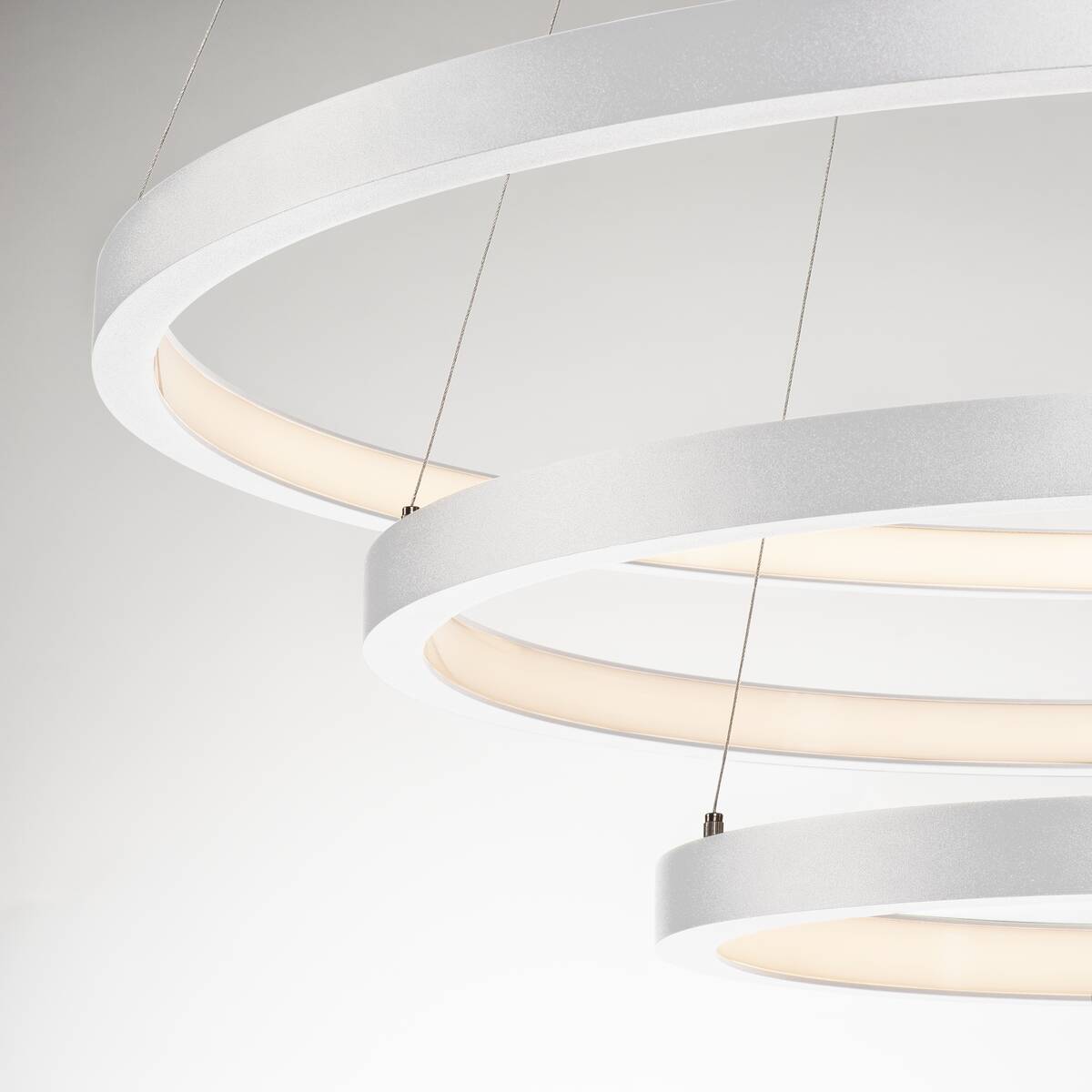 Une suspension LED d'intérieur triple Dali blanche 3000/4000K