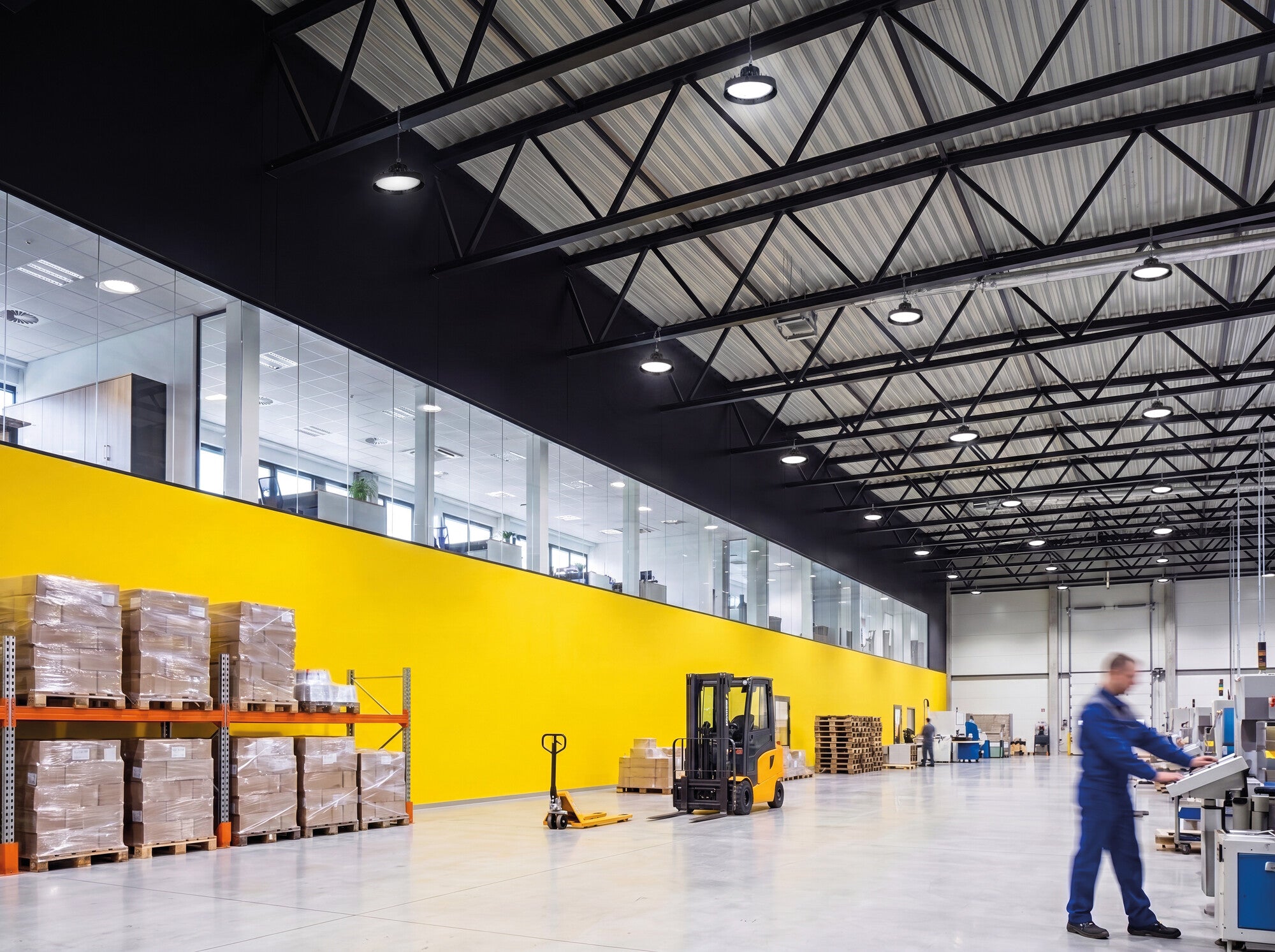 LED Hallentiefstrahler PRIME HIGH BAY in Industriehalle
